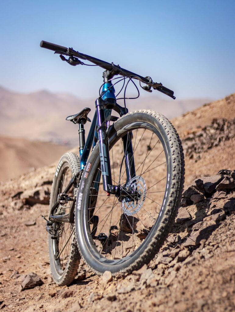 A mountain bike on rugged terrain in Alto Hospicio, Tarapacá, Chile, under a clear sky.